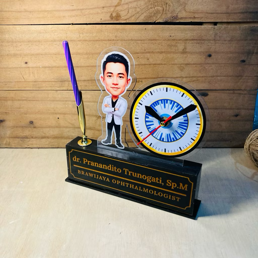 Jam Meja Karikatur Custom Akrilik 23cm Tempat Pulpen – Hadiah Dokter, Guru, Kantor Garansi 2 Tahun